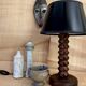 Lampe bois taillé, câble tissu neuf, abat-jour papier
