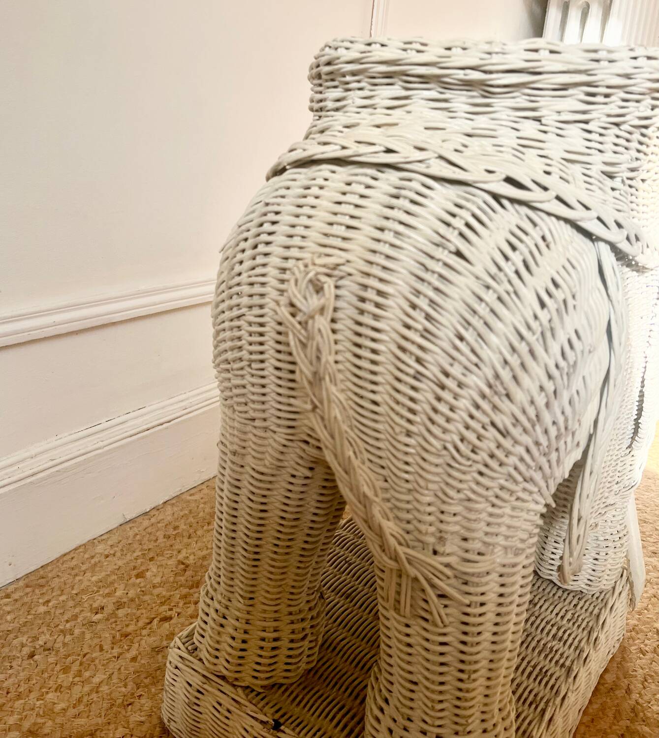 Piédestal en forme d’éléphant en rotin blanc années 1970
