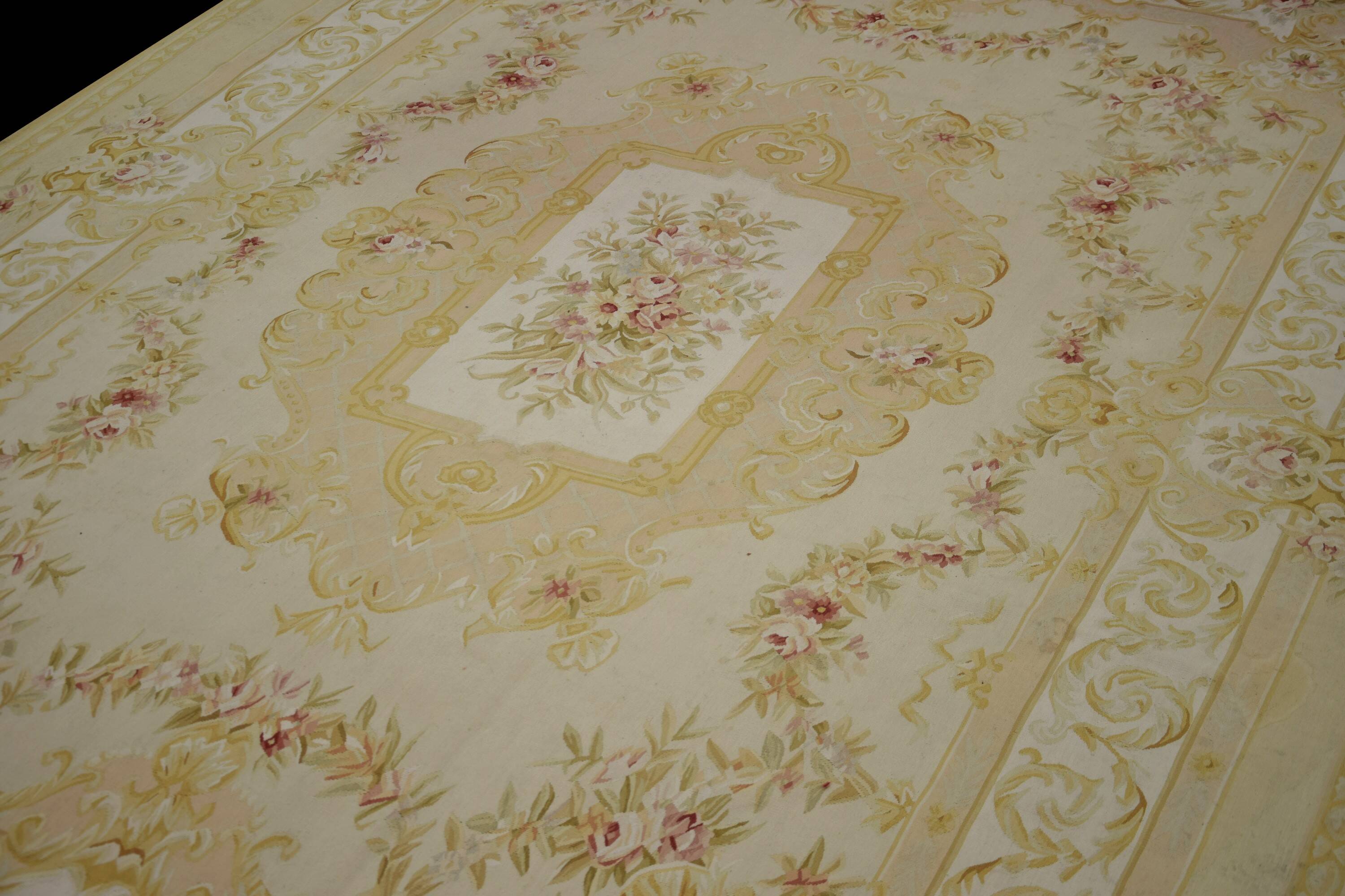 Aubusson style rug - Size: 375 x 275 cm - "Galerie Saedje"
