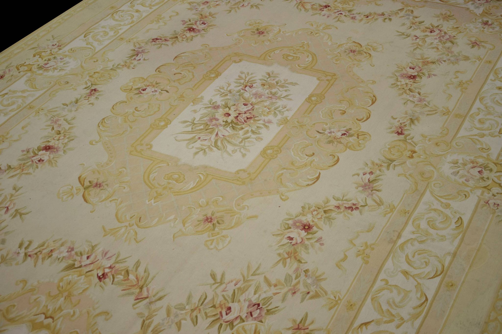 Aubusson style rug - Size: 375 x 275 cm - "Galerie Saedje"