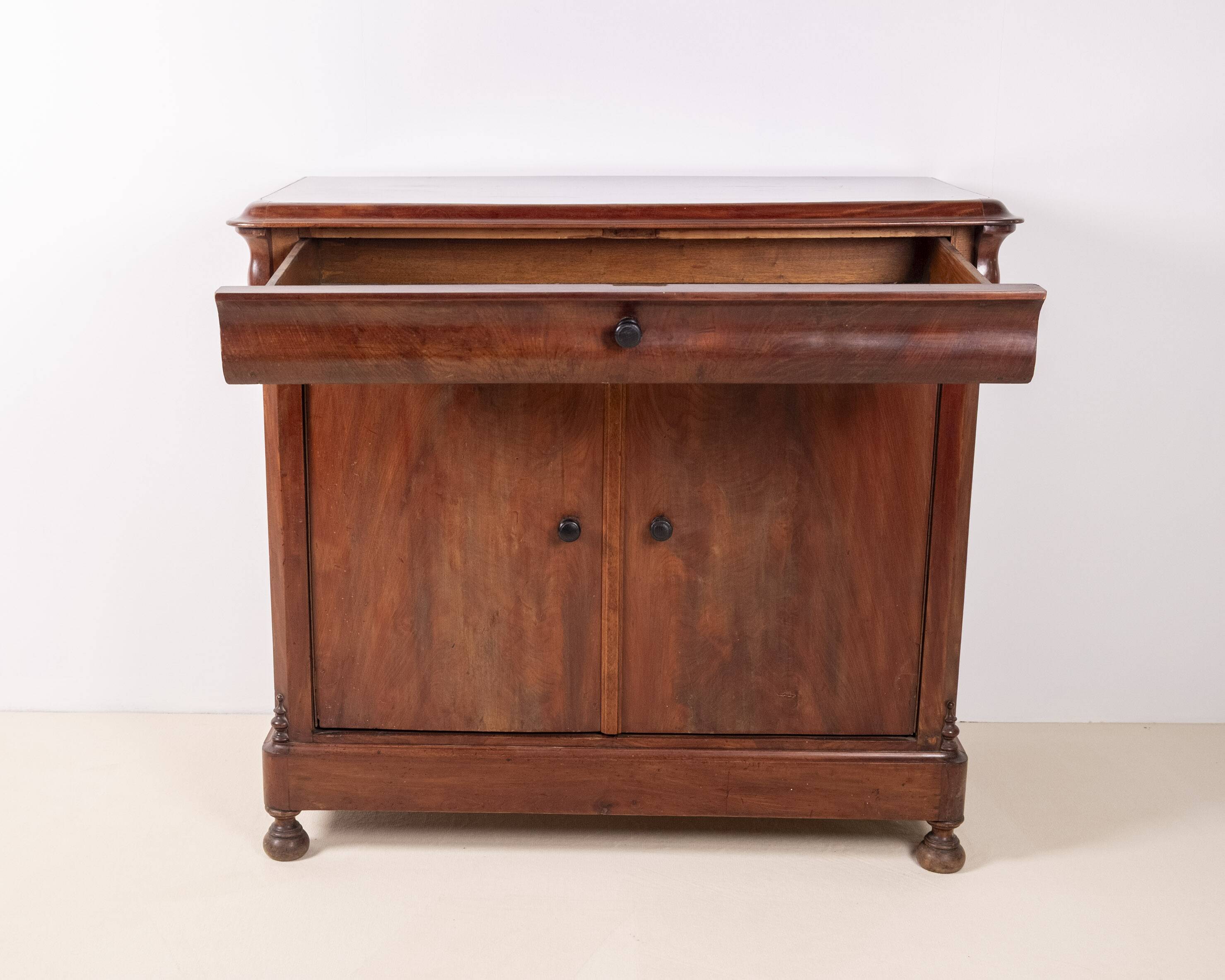 Cabinet Louis Philippe en acajou fabriqué en Belgique