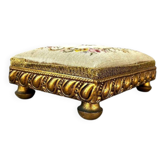 Tabouret Empire avec petit point reposant sur des pieds ronds, décor au point de croix