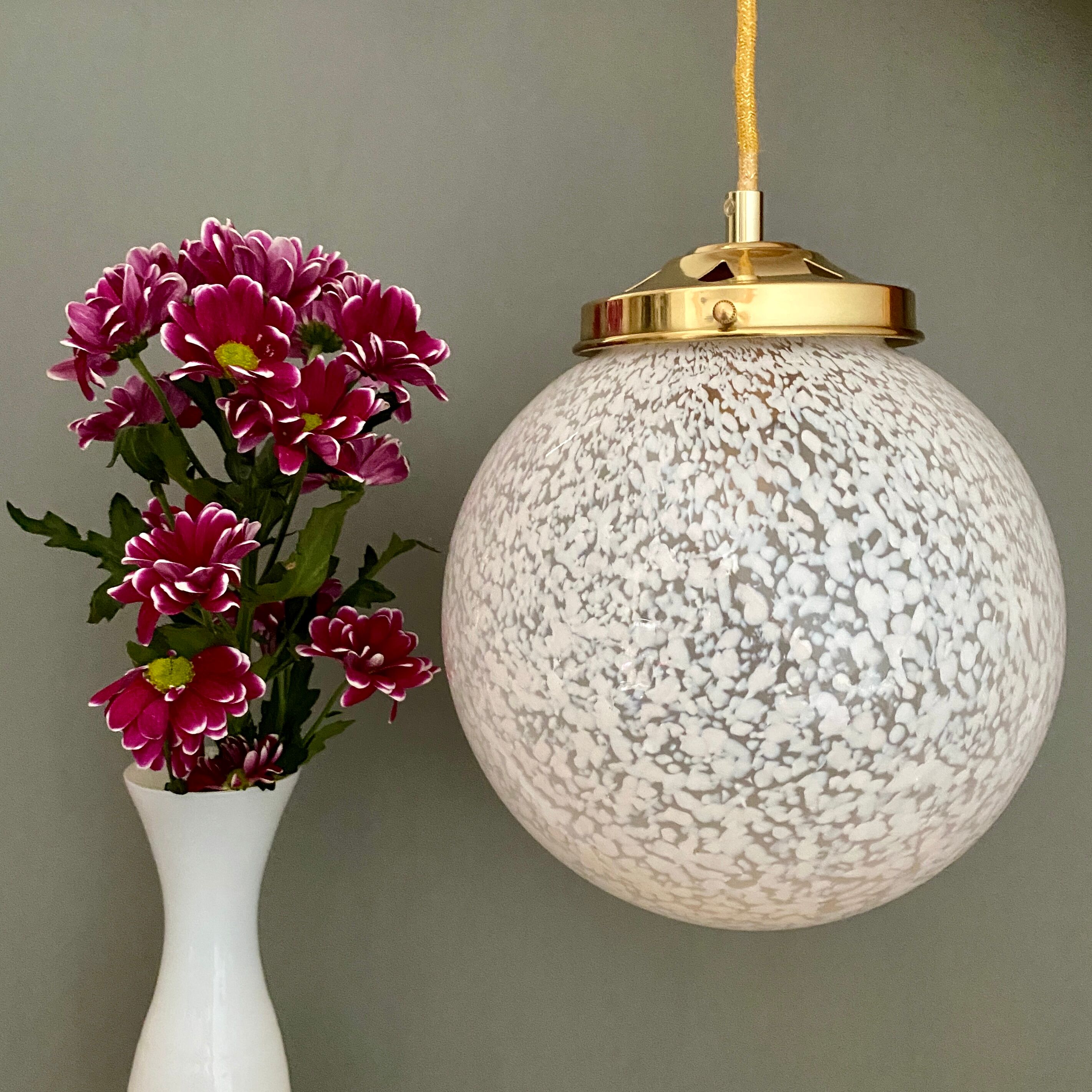 Suspension globe vintage en verre de Clichy blanc