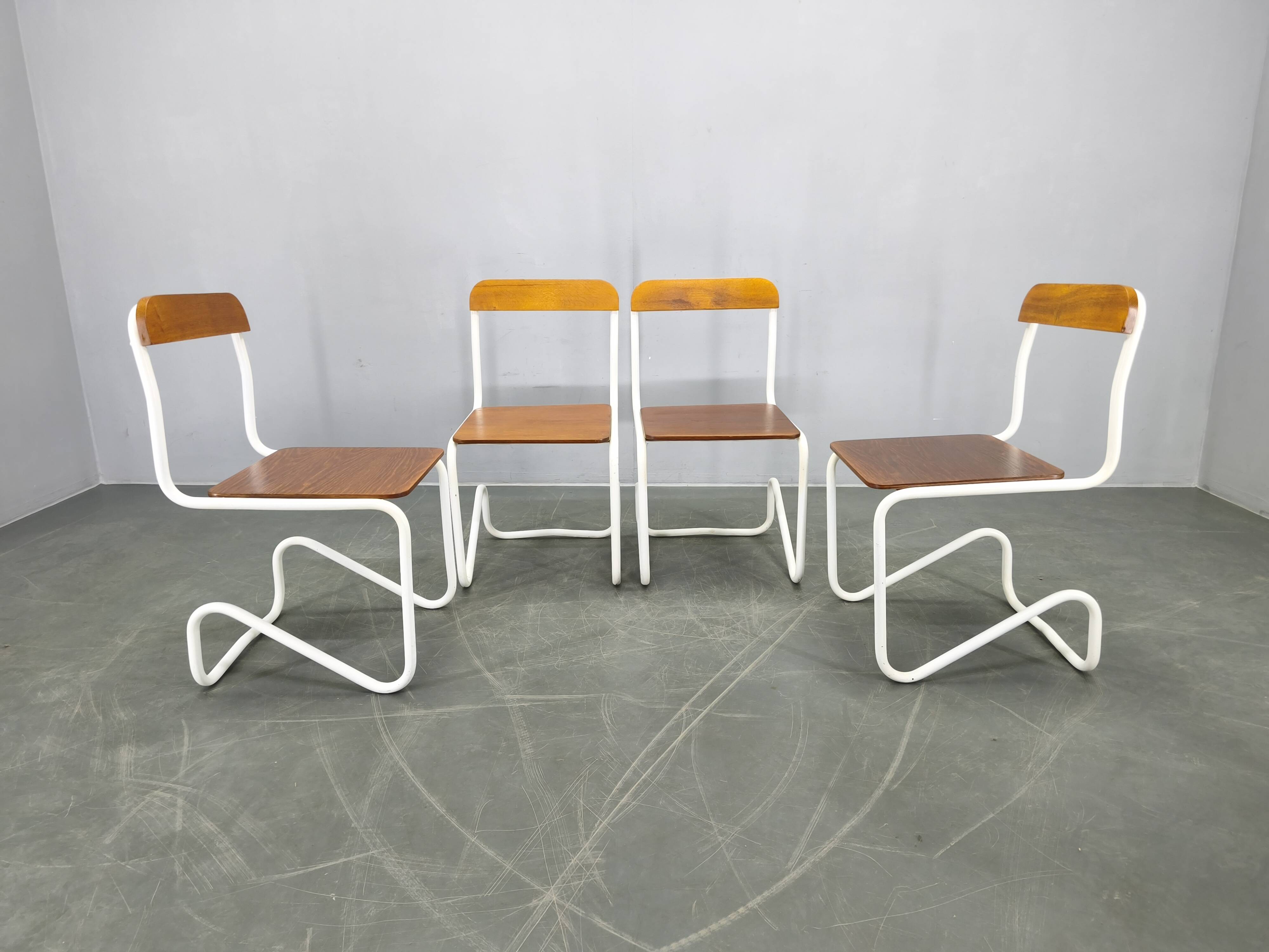 Ensemble de 4 chaises cantilever Bauhaus, acier tubulaire, Allemagne années 1930