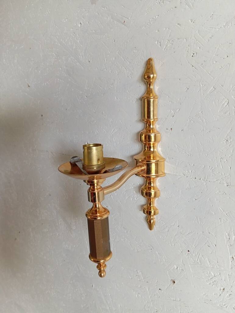 Paire d'appliques laiton doré et opaline