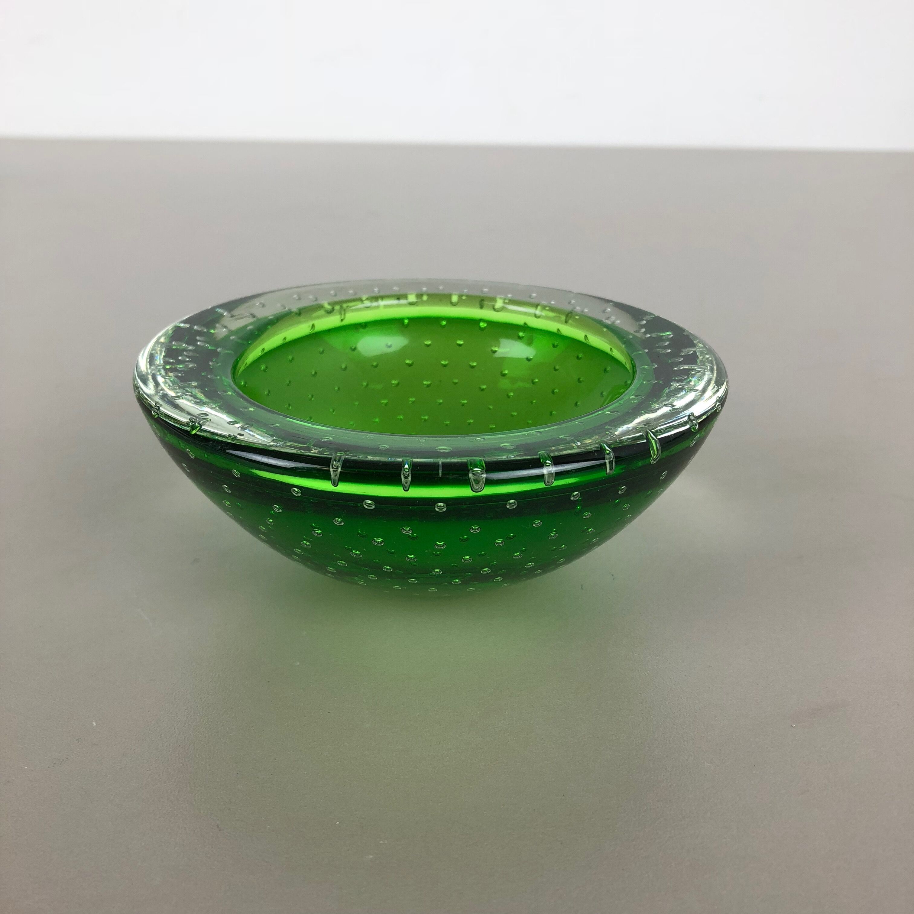Murano Glass Bullicante "Green" Bowl Element Shell Ashtray Murano, Italy, 1970s