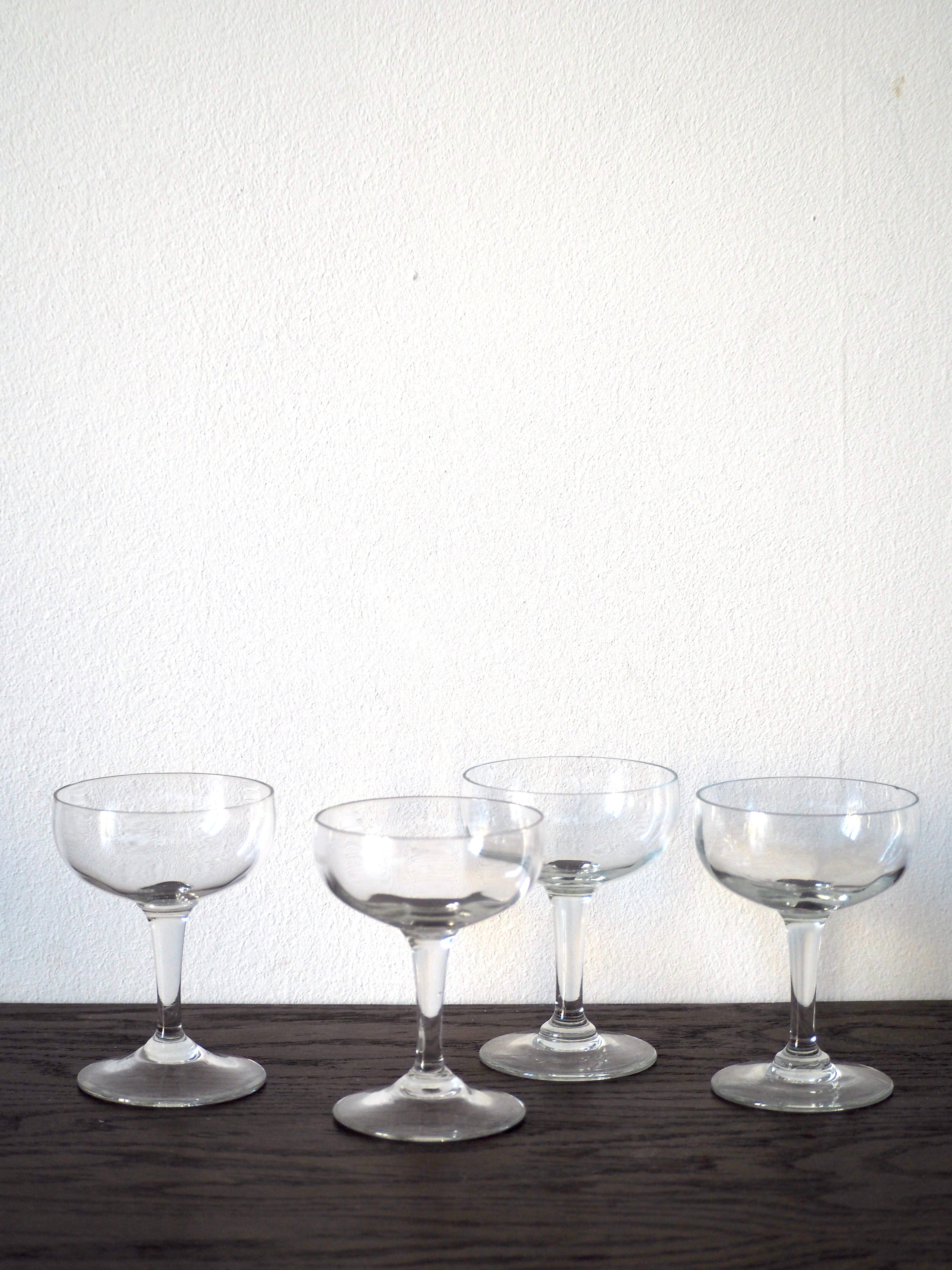 Set of 4 glass champagne glasses