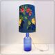Lampe de table en verre bleu avec abat-jour à fleurs d'origine - années 1960