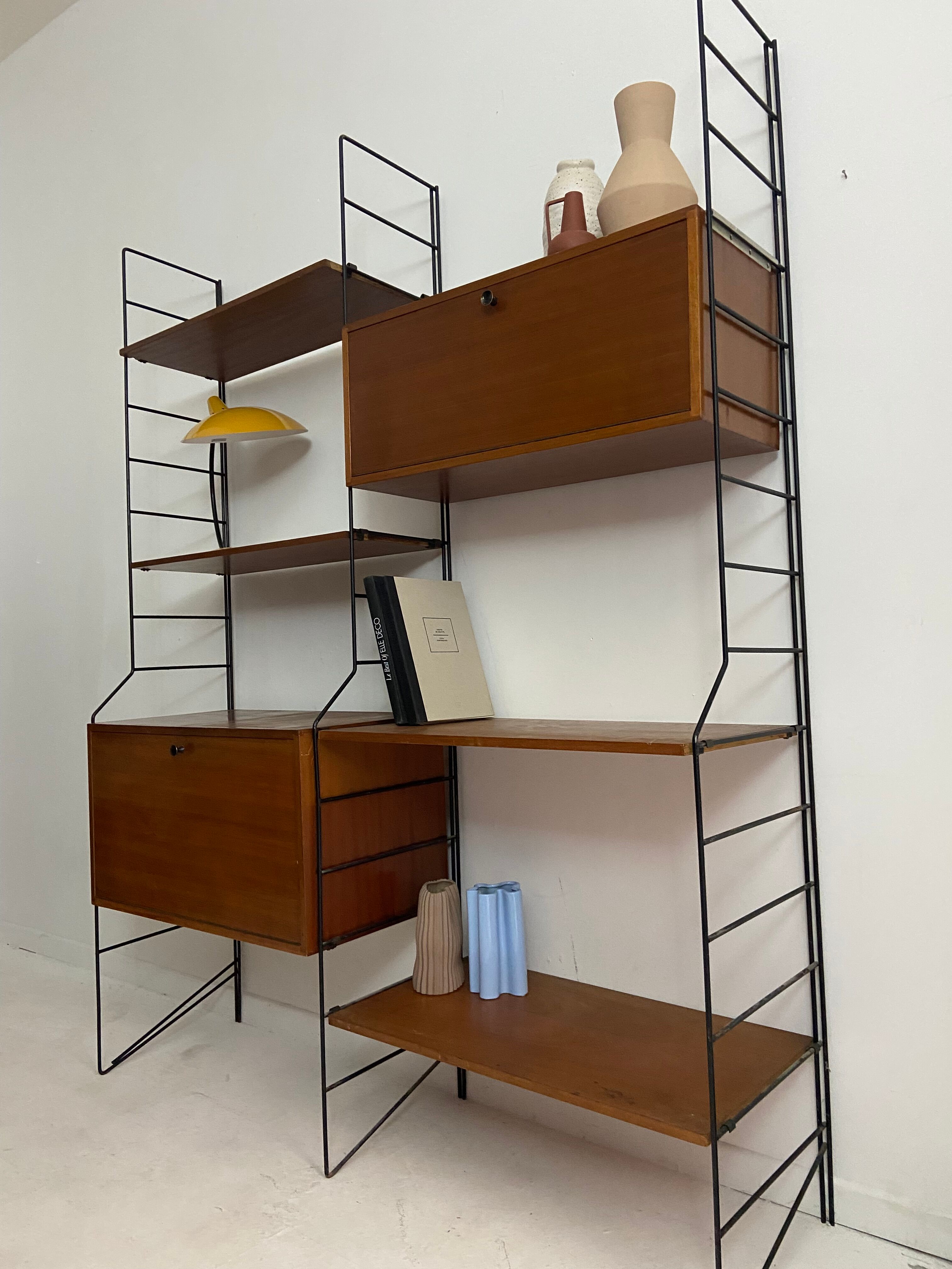 Bibliothèque vintage string en métal et teck