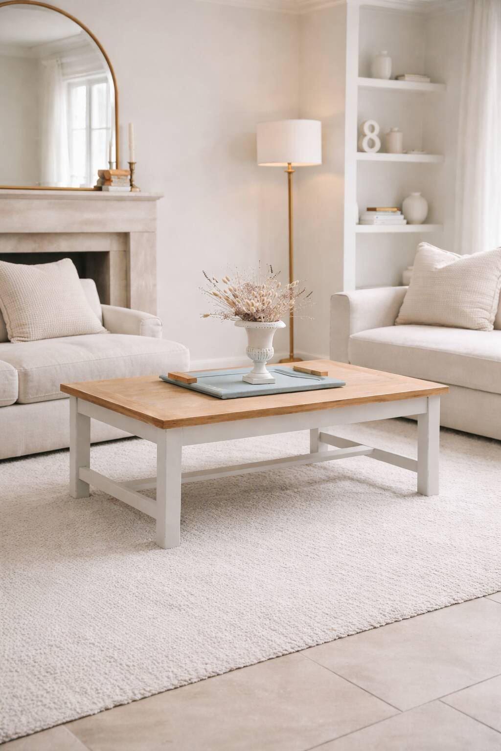 Table basse vintage en bois – esprit campagne chic.