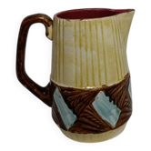 Pichet/ carafe en barbotine signé Orchies