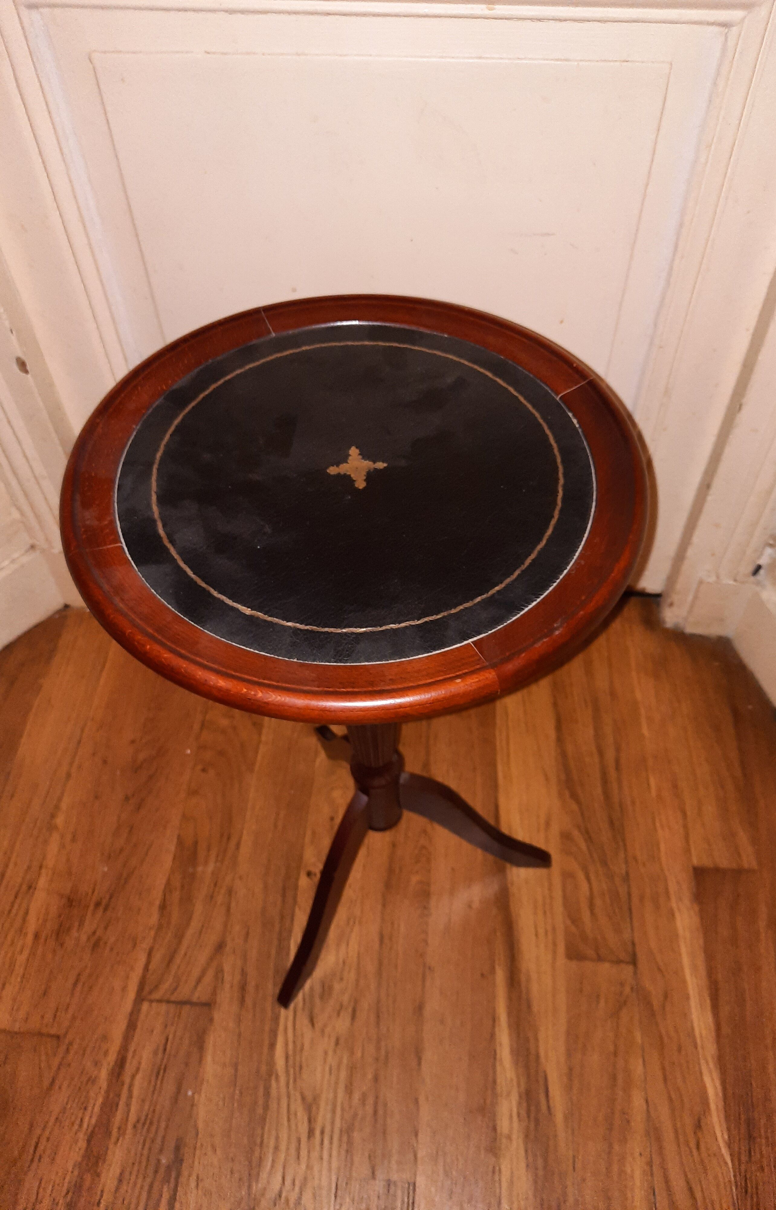 Small auxiliary gueridon