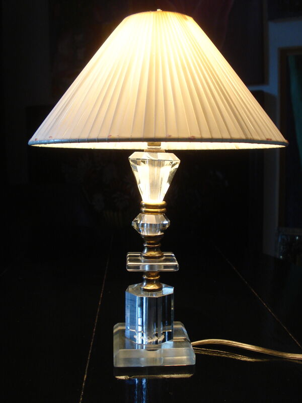 Lampe à poser pied verre Altuglas et un abat-jour en plastique tressé