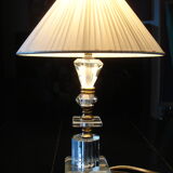 Lampe à poser pied verre Altuglas et un abat-jour en plastique tressé
