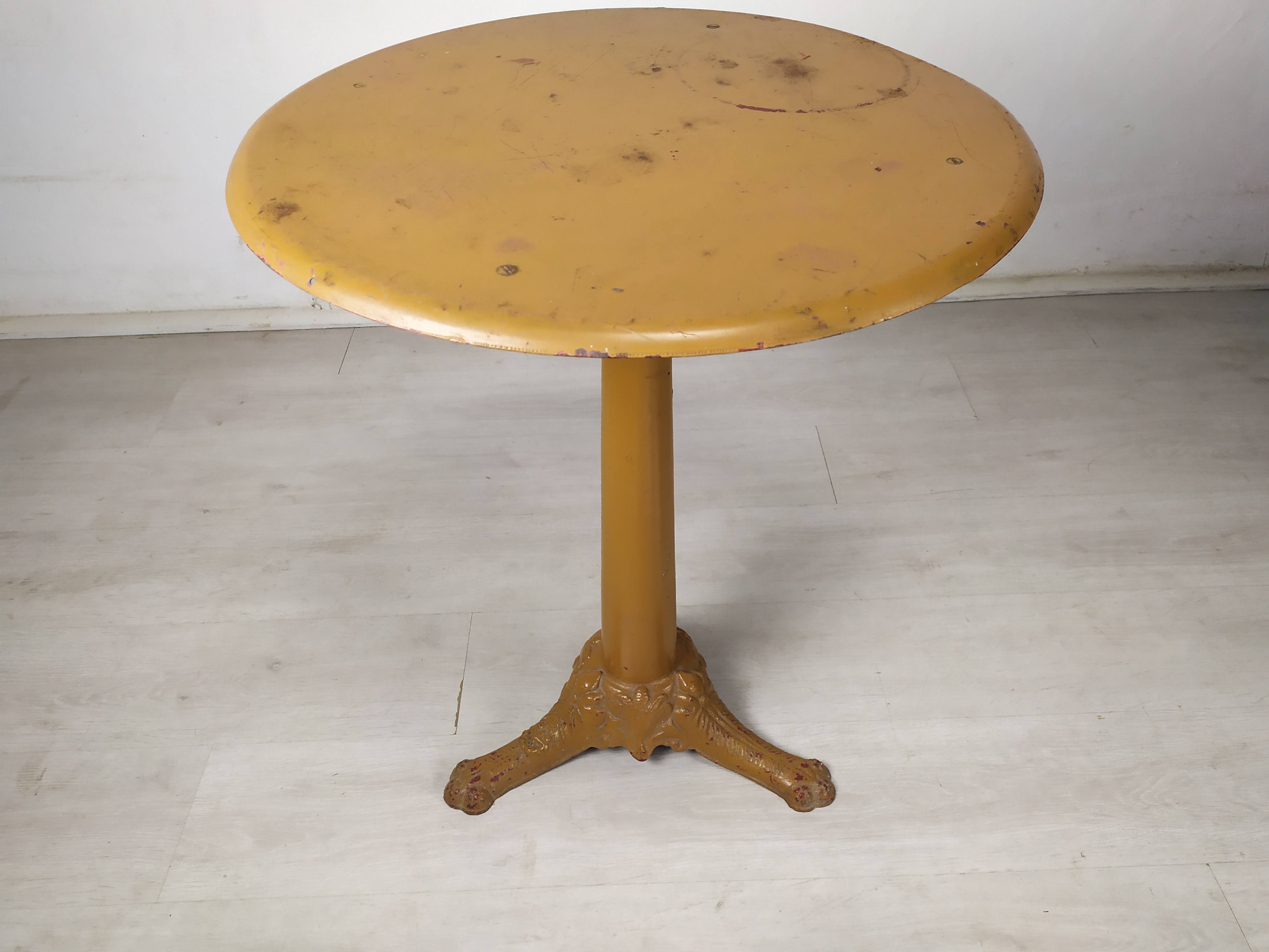 Garden pedestal table