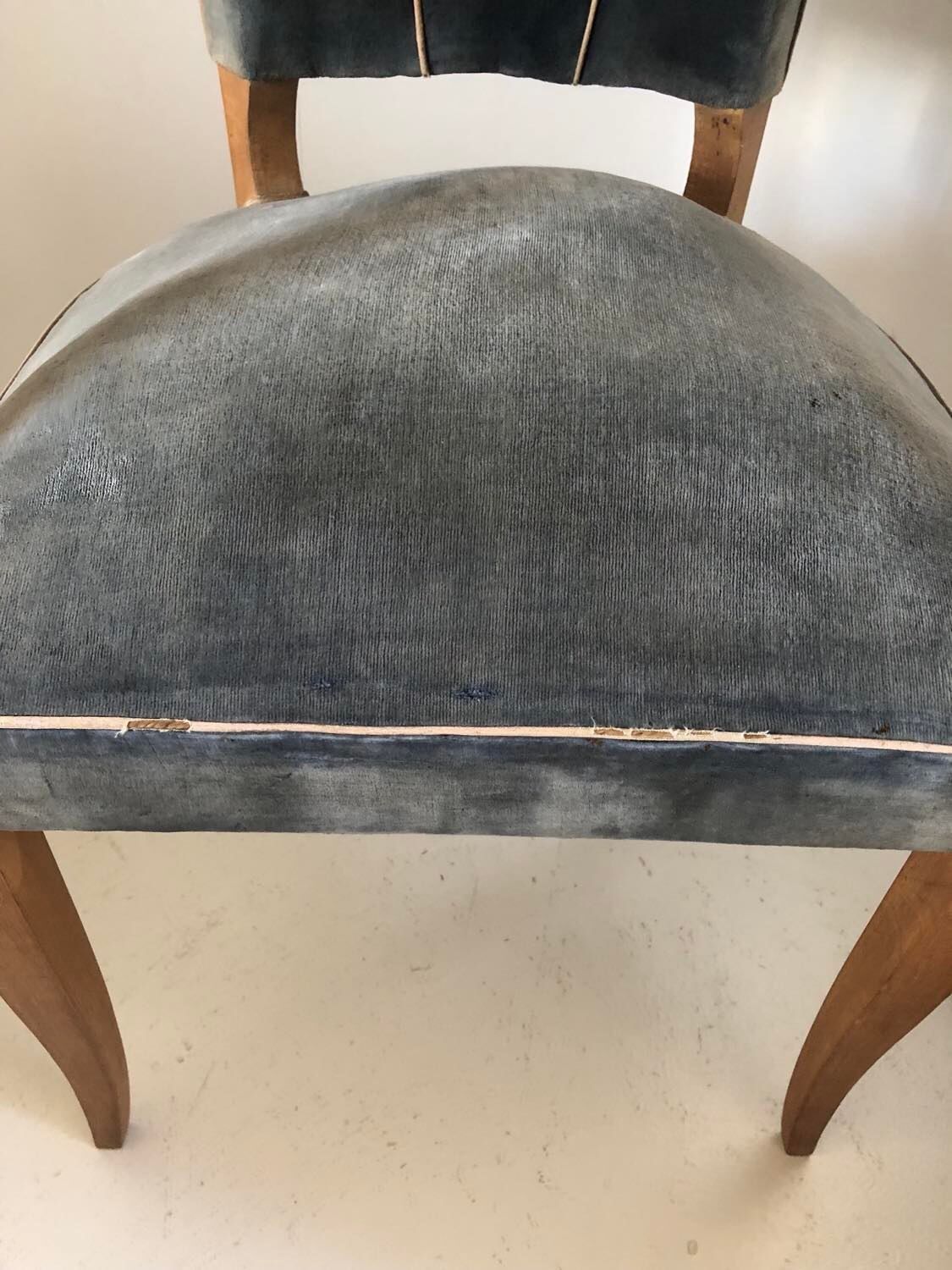 Armchair bridge mustache in blue gray velvet