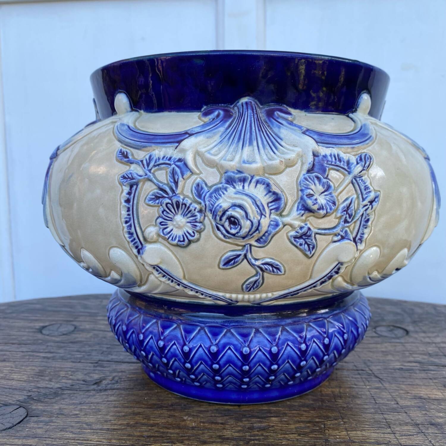 Earthenware pot cover in slipware from the Fives Lille factory