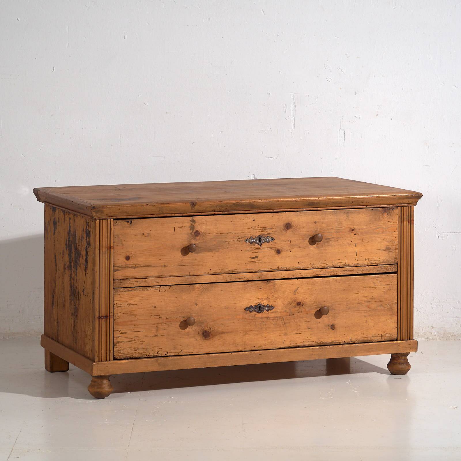 Small antique chest of drawers (circa 1920)