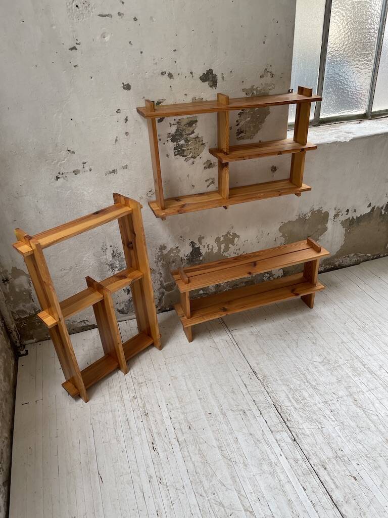 Trio d'étagères constructivistes en pin style Regain