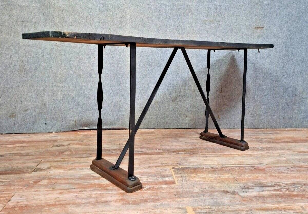 console / table de style industriel, pleine de caractère.