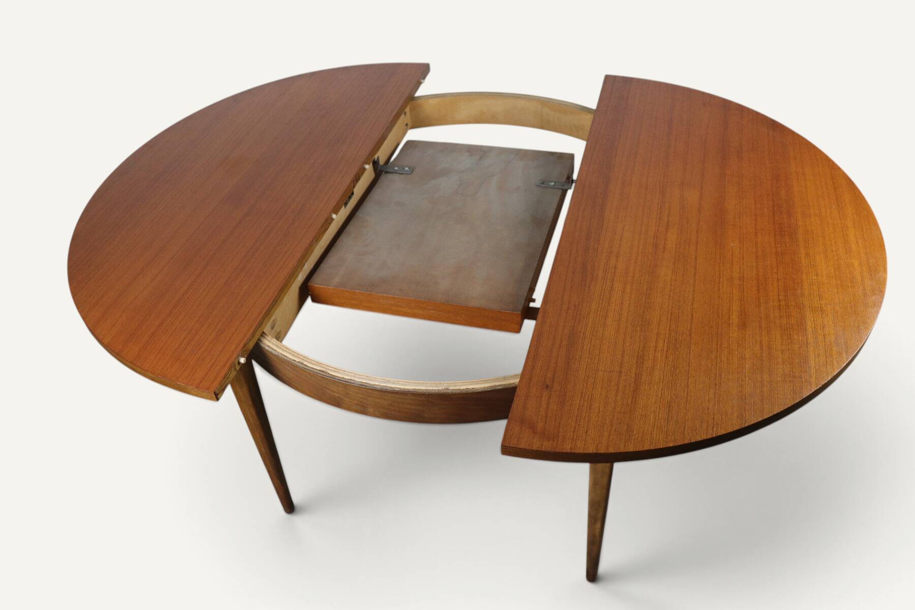 Round extendable dining table in teak – 1960s