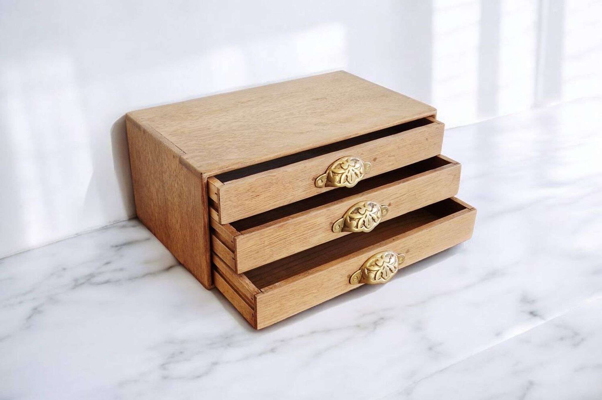 Small storage chest of drawers in oak and brass - 1900s period