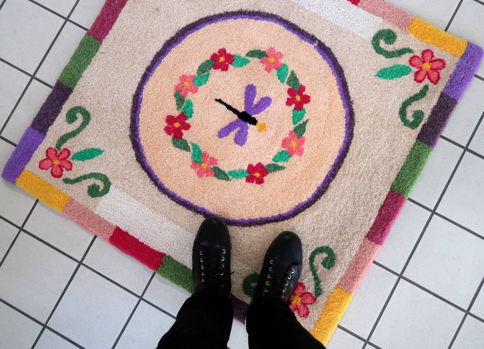 Tapis contemporain ora hooked en laine (99cm x 102cm), édition unique