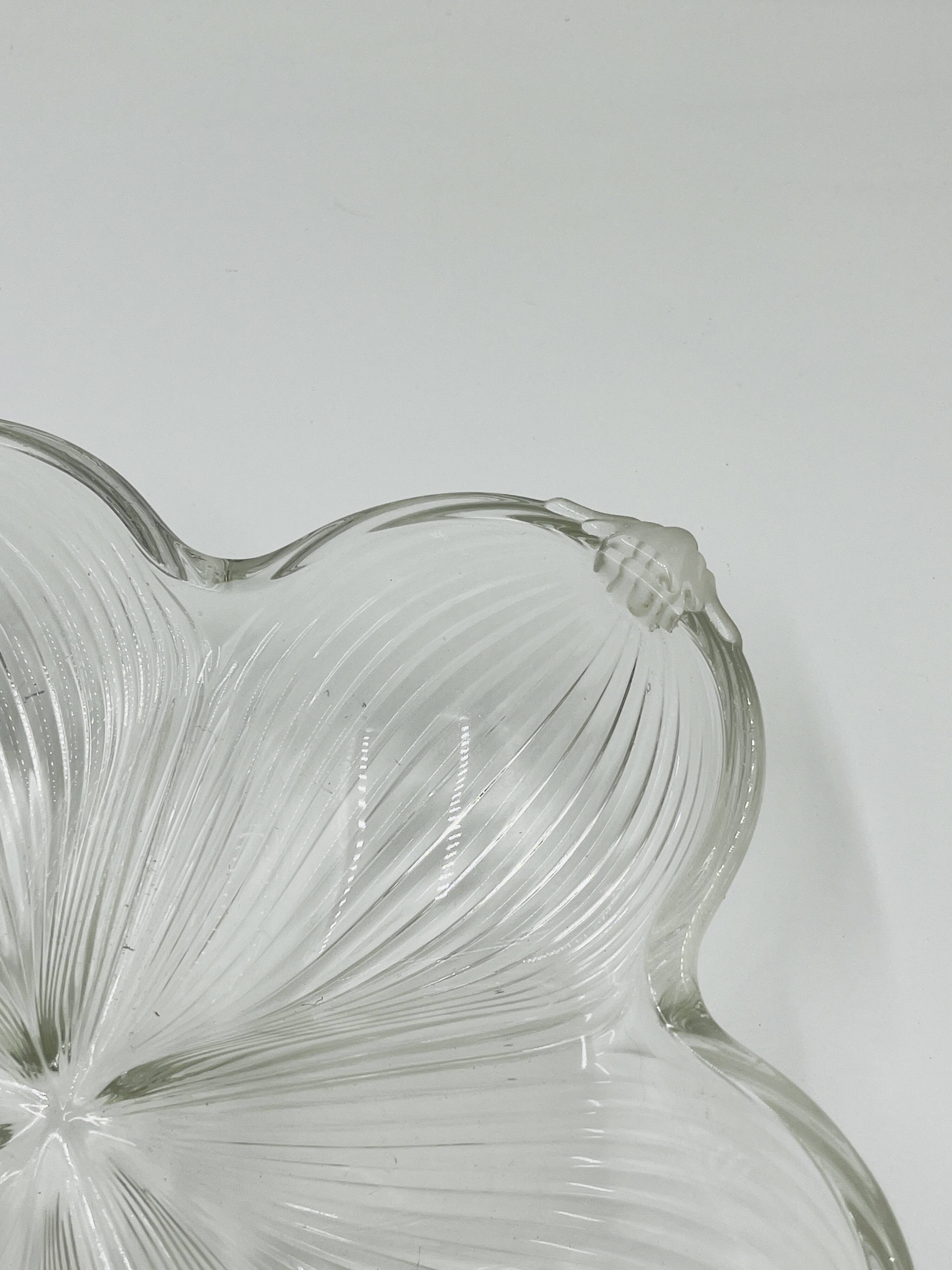 Plat en verre moulé fleur Art déco