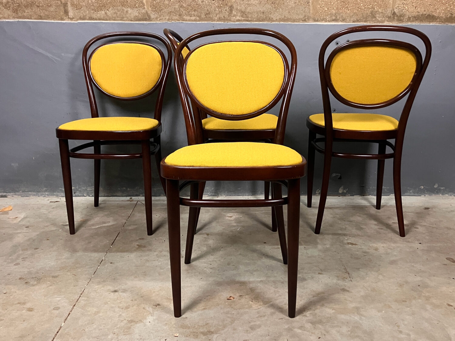 Thonet 215 en bois courbé jaune, récemment retapissé