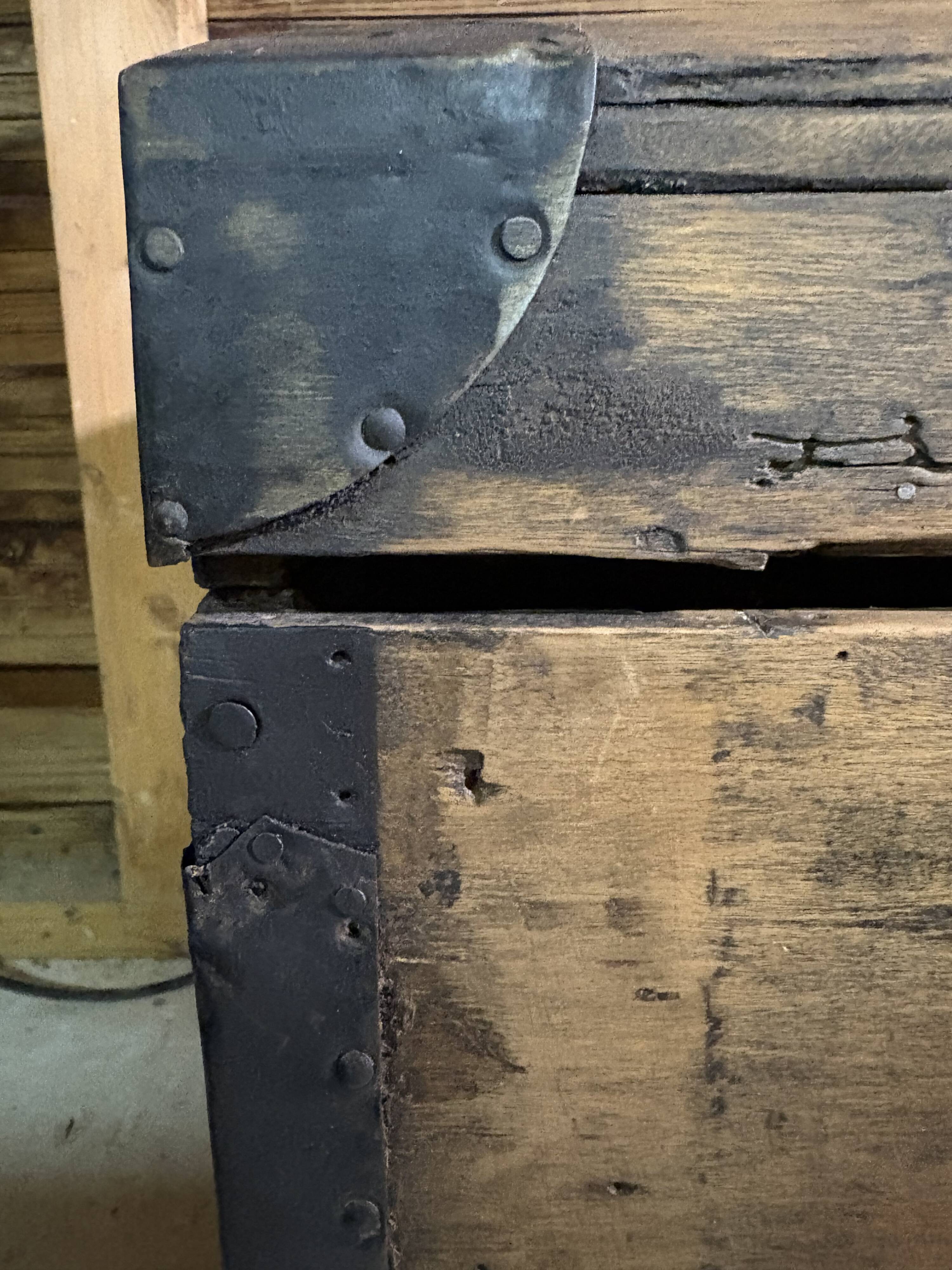 Renovated old wooden trunk – storage box / vintage decor