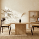 Une paire de chaises scandinaves en velours beige camel.