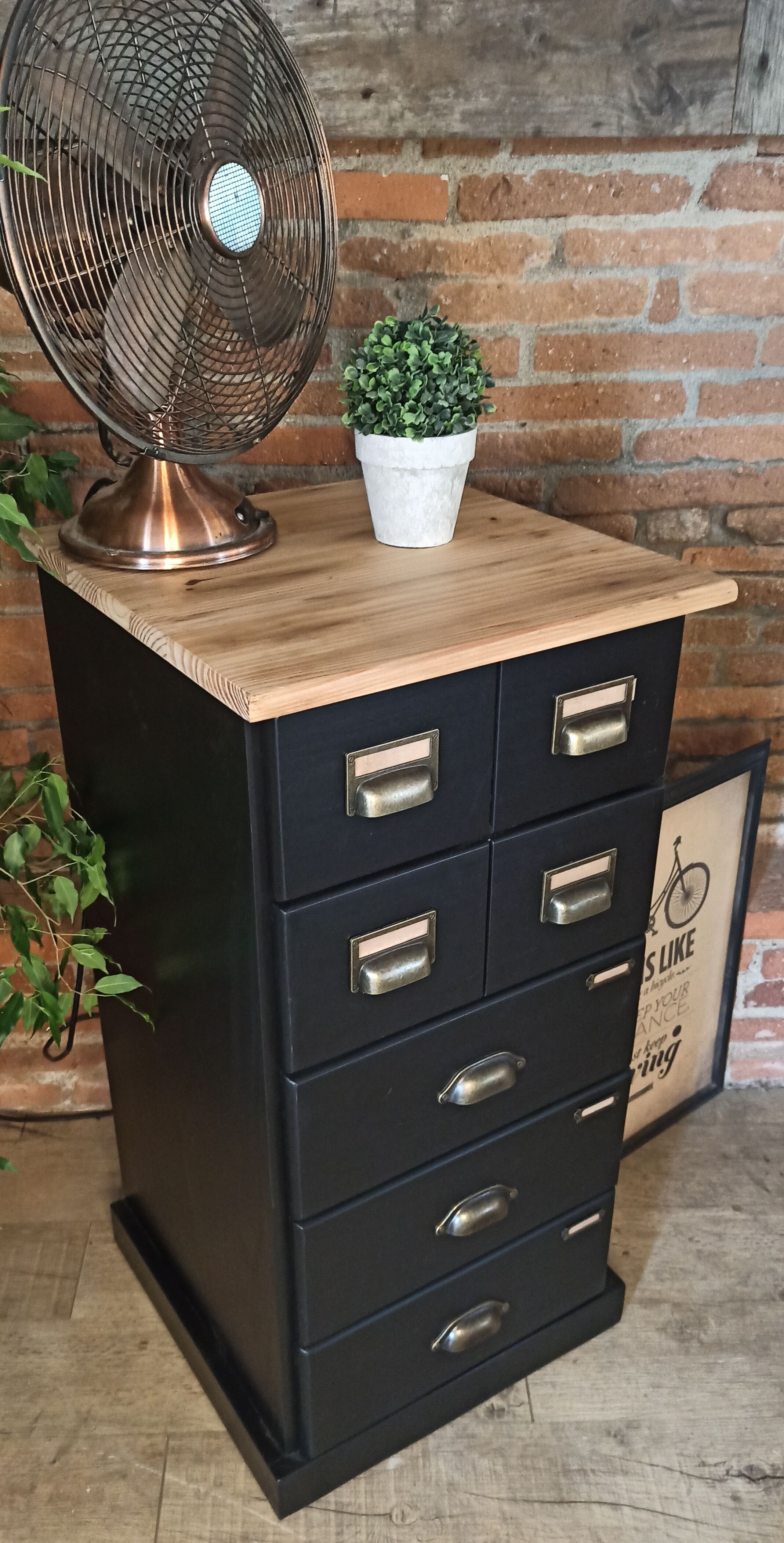 Black and wood ragpicker