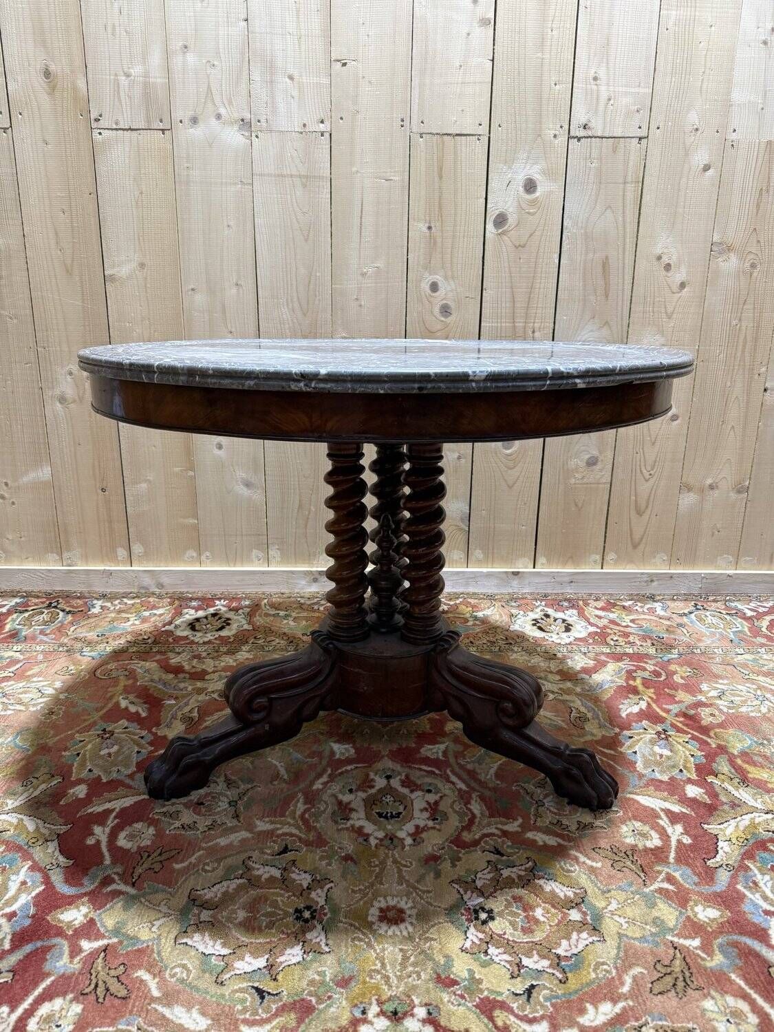 Round tripod gueridon from the Empire period with claw feet in mahogany and marble.