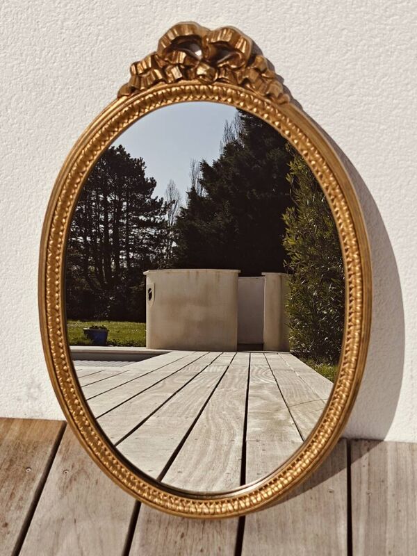 Authentique miroir ovale vintage chic, en bois doré, de style baroque