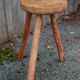 Tabouret brutaliste tripode en frêne