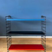 Étagère murale modulaire vintage Tomado en métal bleu, noir et rouge