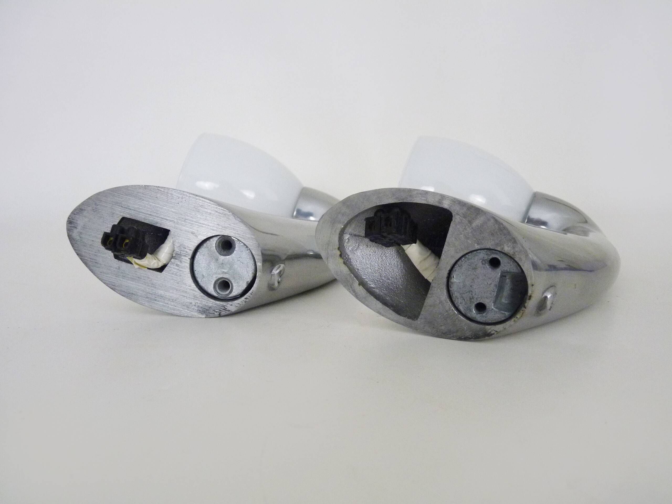 Paire d'appliques en aluminium et verre opalin. Appliques chromées