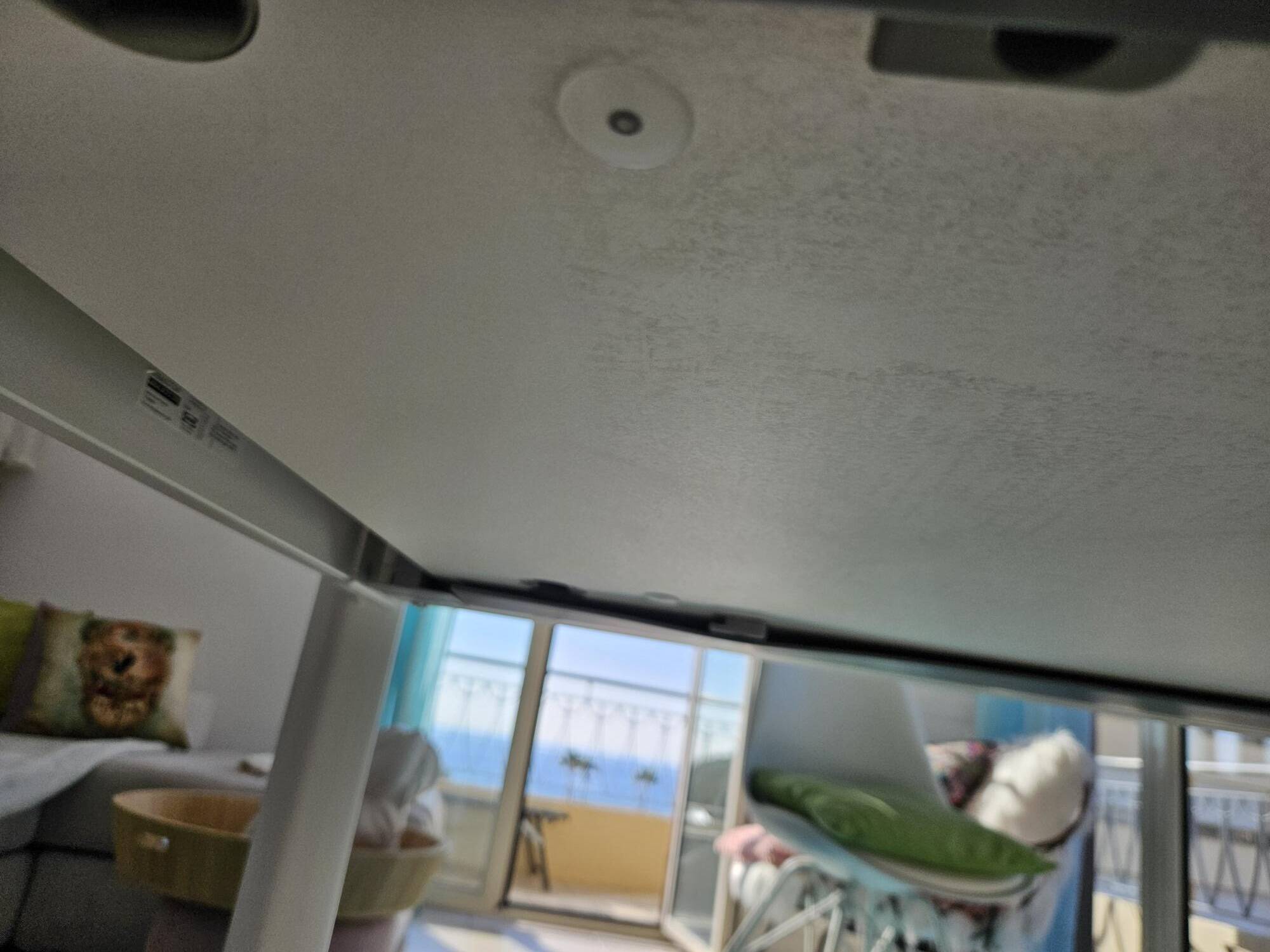 Glossy white table for dining room with white metal legs, in very good condition.