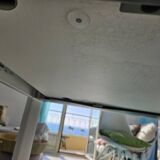 Glossy white table for dining room with white metal legs, in very good condition.