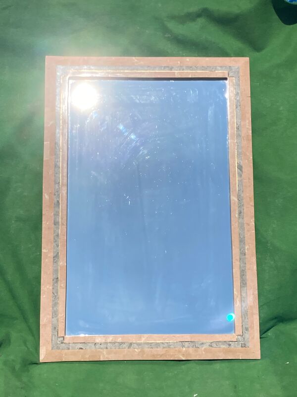 Miroir en pierre de corail rouge pavé par Maitland Smith dans les années 1970  75x110cm
