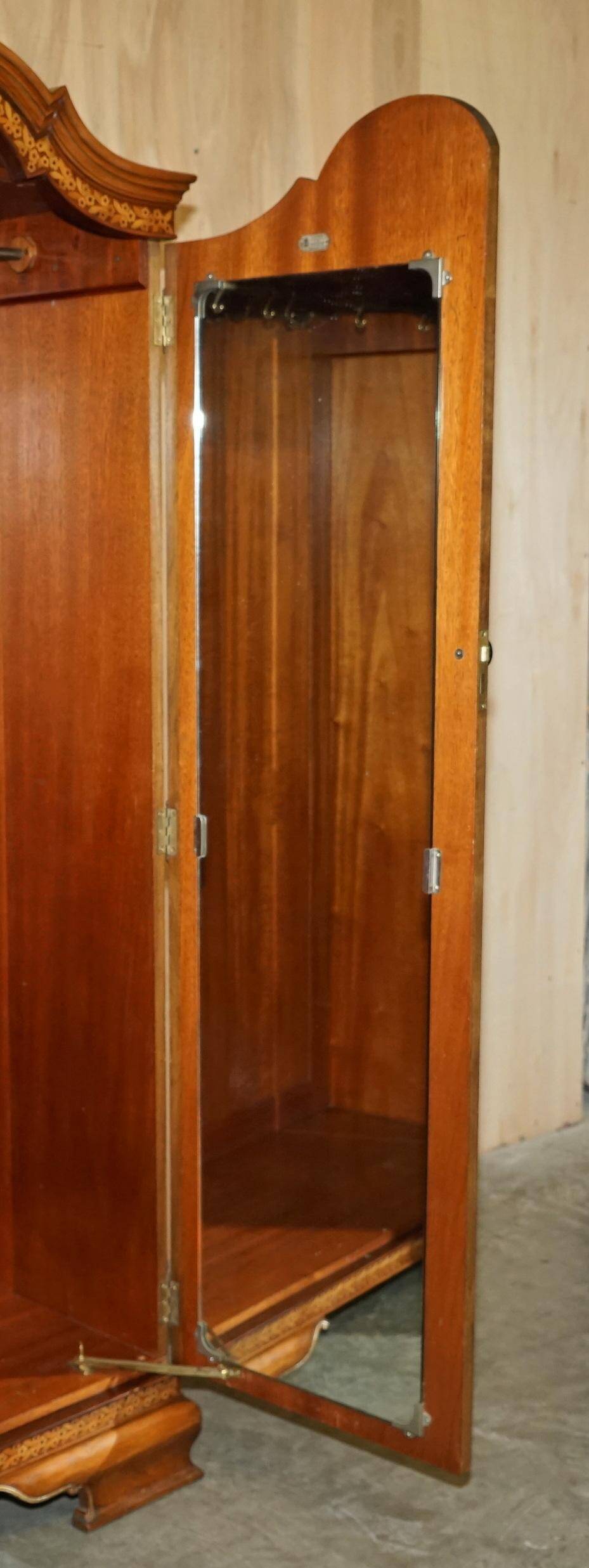 Armoire triple en placage de noyer Waring & Gillow