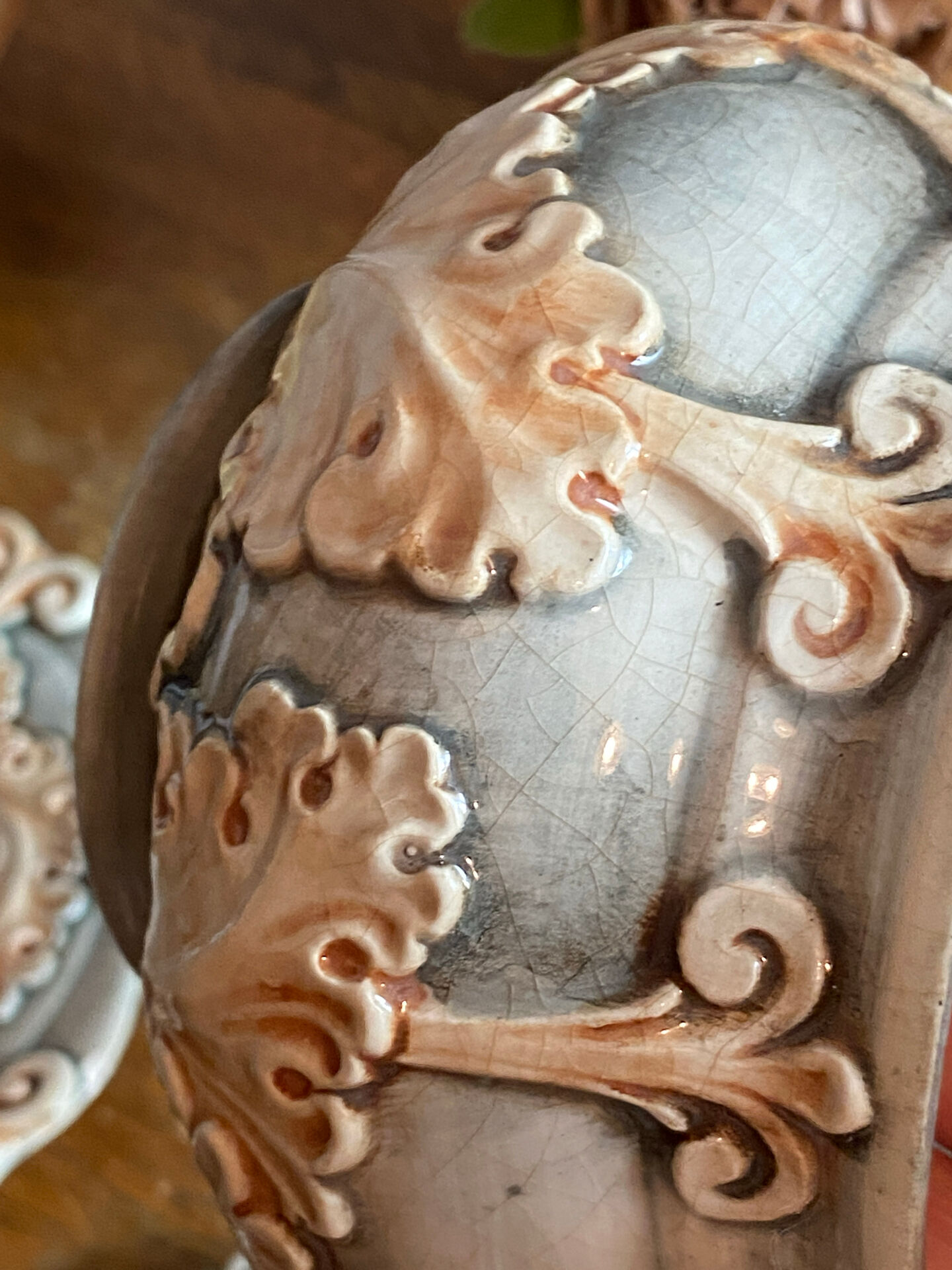 Bonbonnière in slipware