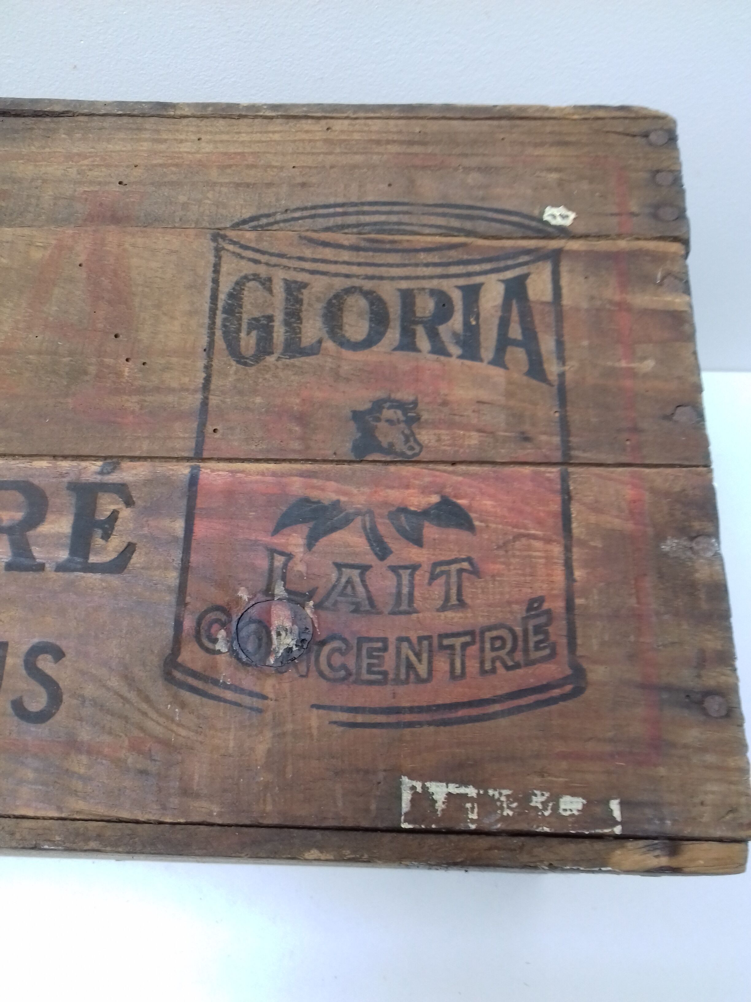 Old wooden box "regilait"