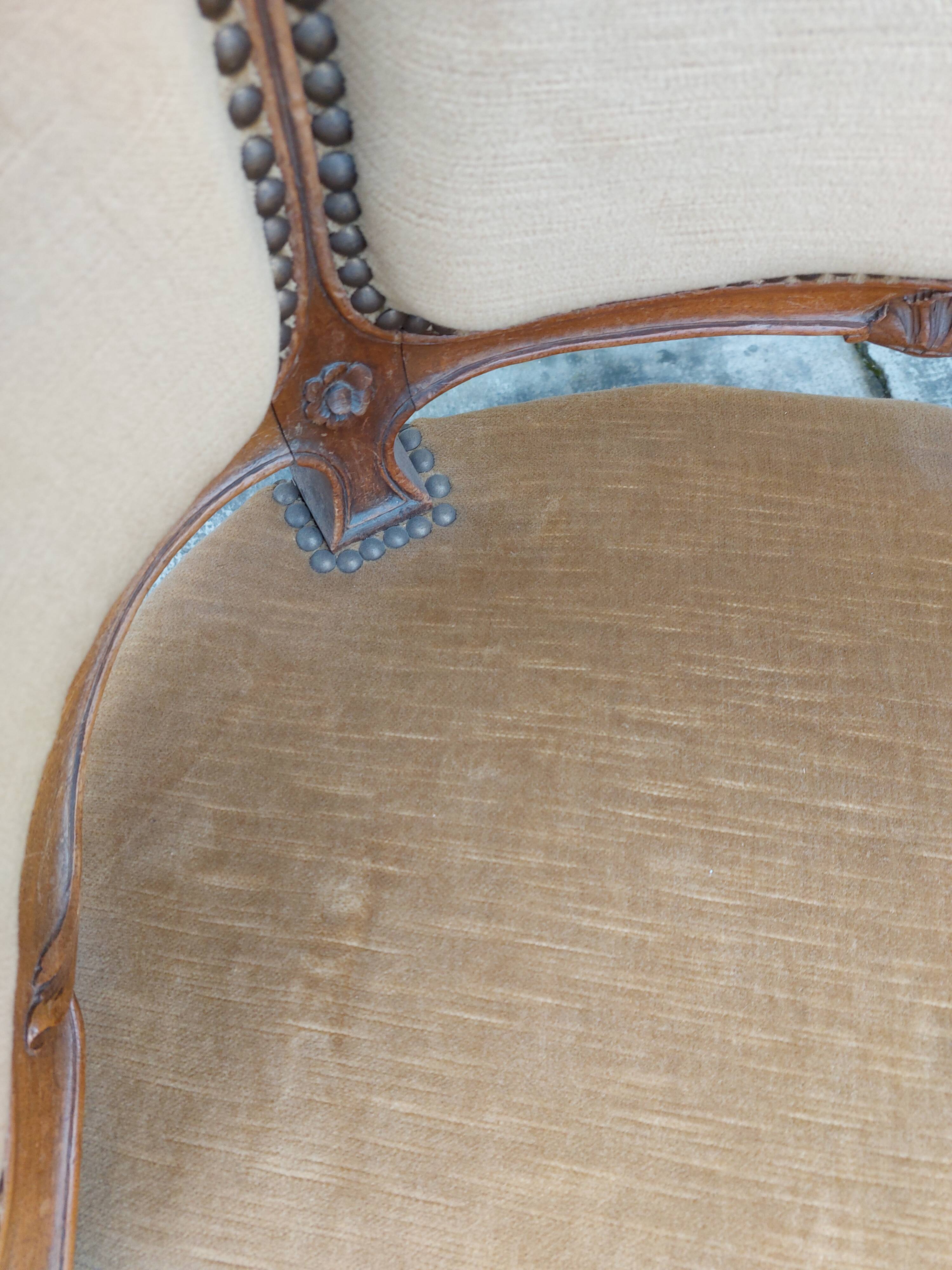 Paire de fauteuils corbeille louis XV en Noyer sculpté