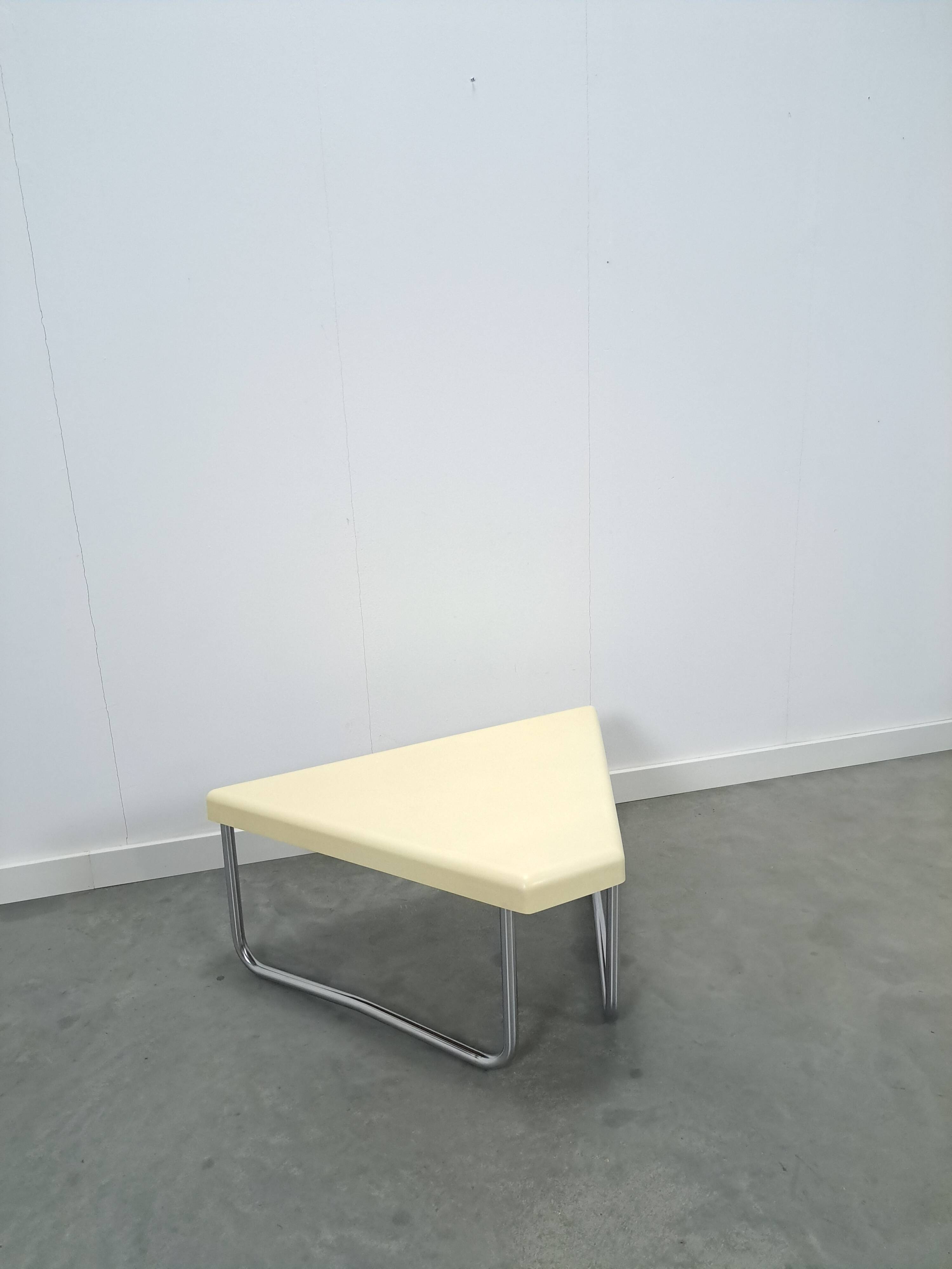 Table en plastique triangulaire de l'ère spatiale avec des pieds en tube chromé.