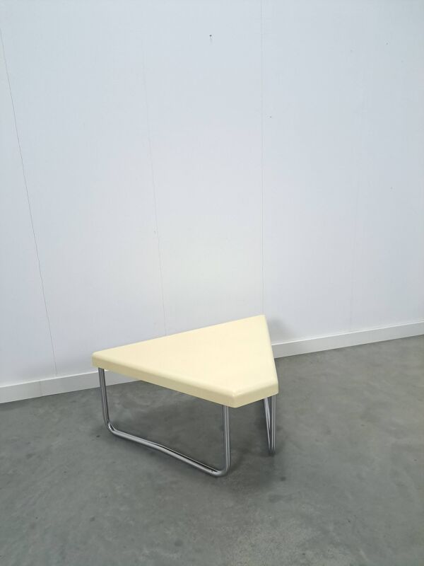Table en plastique triangulaire de l'ère spatiale avec des pieds en tube chromé.