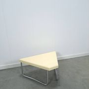 Space age driehoek kunststof tafel met chromen buisframe poten