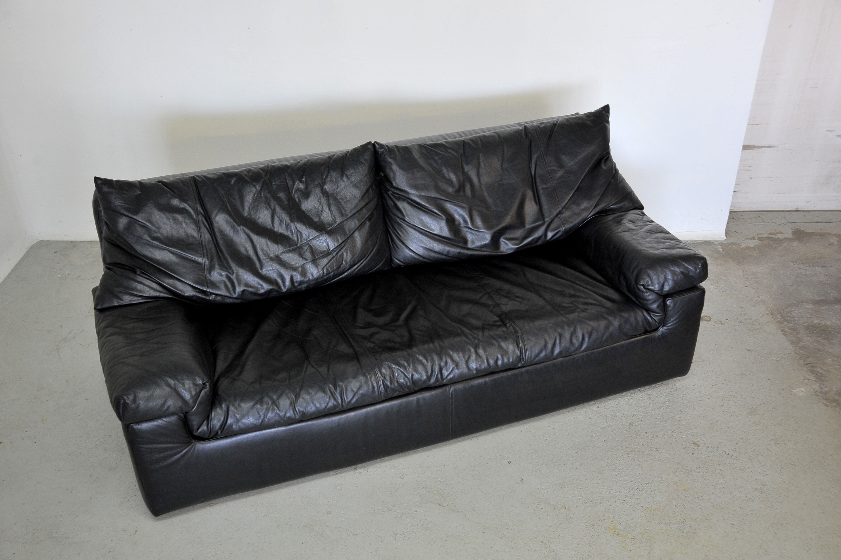 Black leather sofa, Cinna 80