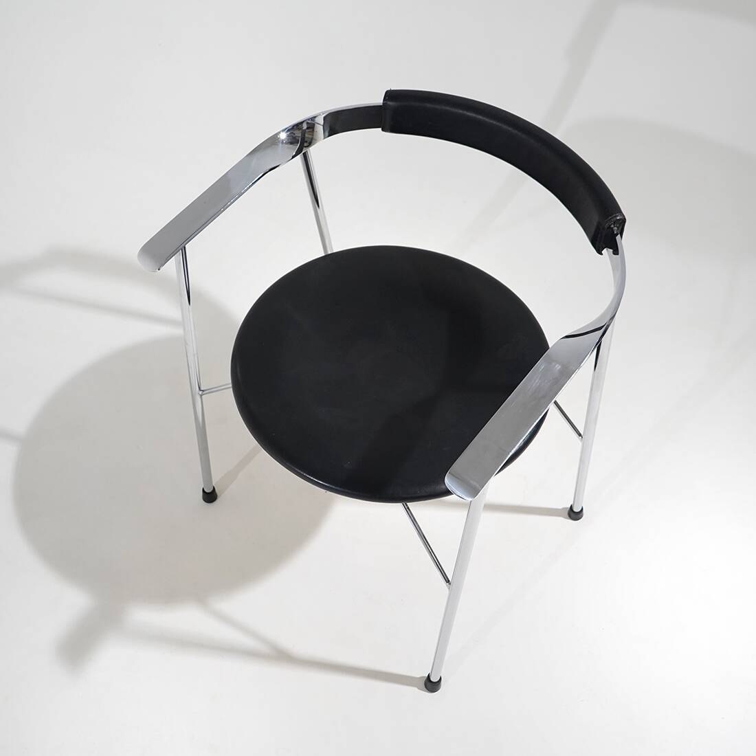 4 chaises en métal chromé et cuir noir, années 1980