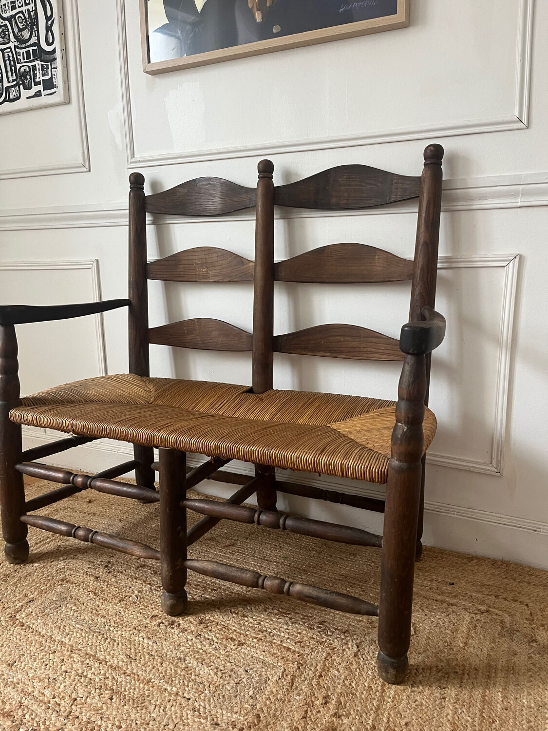 Wood and straw banquette